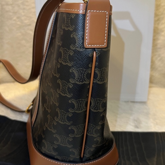 SOLD Authentic CELINE SMALL BUCKET IN TRIOMPHE CANVAS AND CALFSKIN in TAN - Picture 3 of 13
